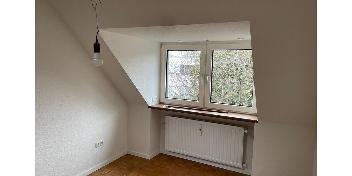 Dachgeschoßwohnung Essen Stadtbezirk III - 3 Zimmer, 55 m&sup2;, 590&euro; | Angebot:25811924