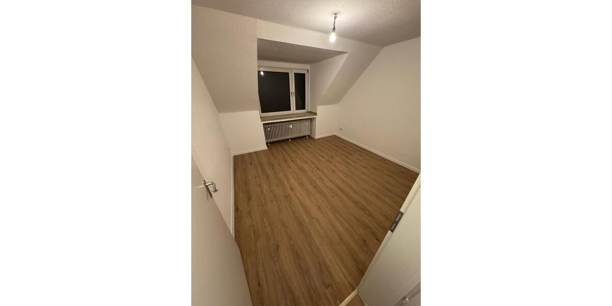 Dachgeschoßwohnung Essen Stadtbezirk VI - 3 Zimmer, 65 m&sup2;, 550&euro; | Angebot:25962504
