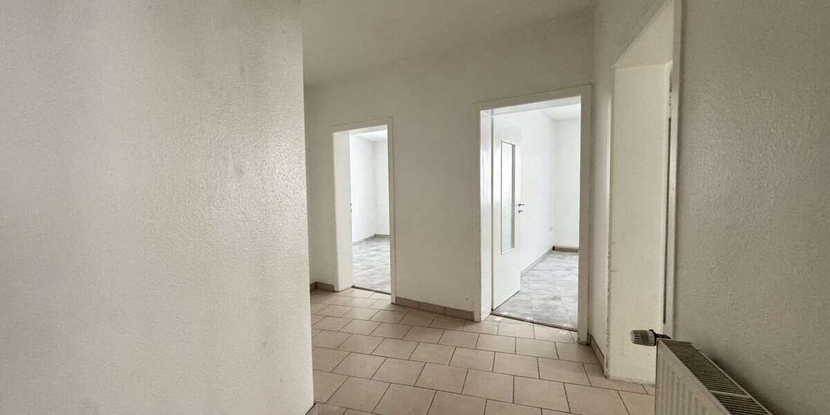 Helle 3,5-Zimmer-Wohnung mit Garage, Kellerraum und Dachboden-Stauraum - Erdgeschoßwohnung Essen Stadtbezirk III | Angebot:26691538