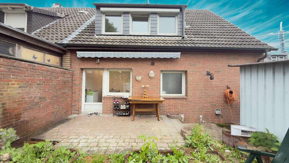 Doppelhaushälfte mit saniertem Erdgeschoss, gutem Dach, Garten & viel Gestaltungsspielraum - Zweifamilienhaus Essen Stadtbezirk IV | Angebot:26602959