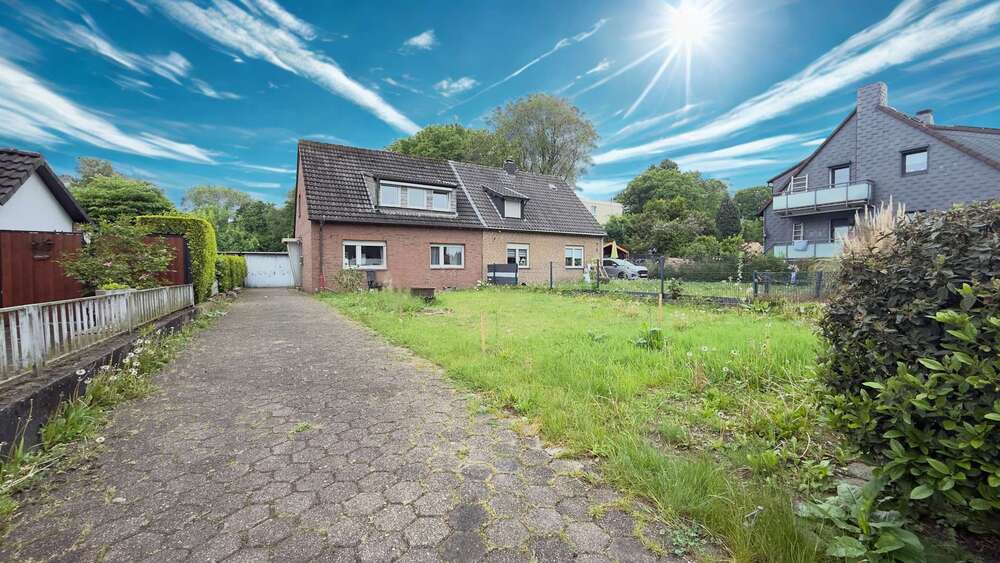 Doppelhaushälfte mit saniertem Erdgeschoss, gutem Dach, Garten & viel Gestaltungsspielraum - Zweifamilienhaus Essen Stadtbezirk IV | Angebot:26602959