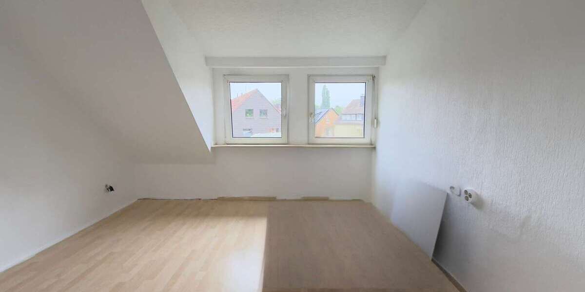 Doppelhaushälfte mit saniertem Erdgeschoss, gutem Dach, Garten & viel Gestaltungsspielraum - Zweifamilienhaus Essen Stadtbezirk IV | Angebot:26602959