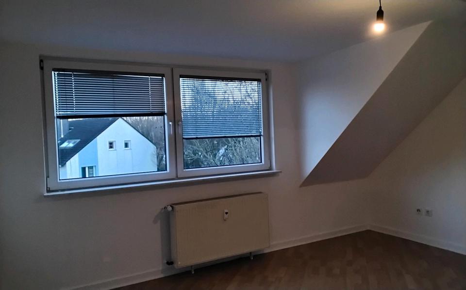 Dachgeschoßwohnung Essen Stadtbezirk II - 2.5 Zimmer, 67 m&sup2;, 800&euro; | Angebot:25841713