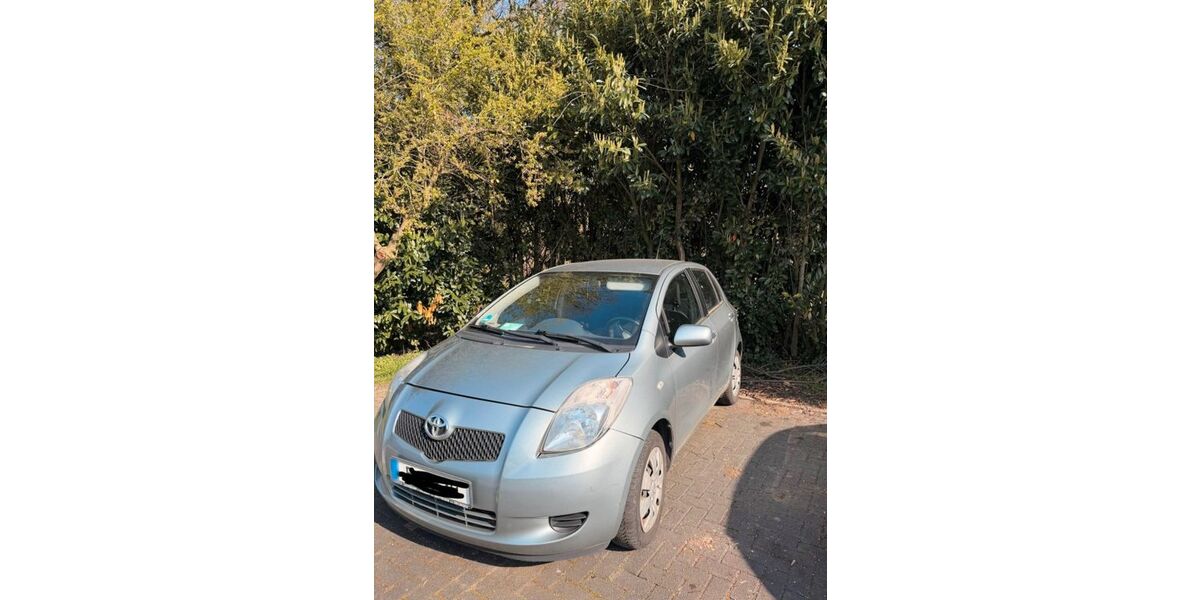 Toyota Yaris 83.000 km 3.799 &euro; Essen 45130