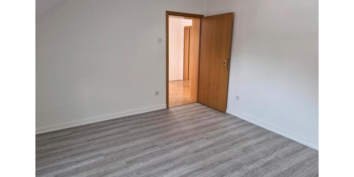 Dachgeschoßwohnung Essen Stadtbezirk II - 2.5 Zimmer, 67 m&sup2;, 800&euro; | Angebot:25841713