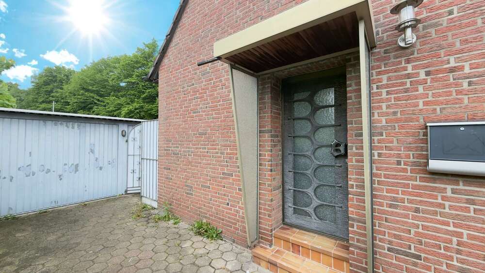 Doppelhaushälfte mit saniertem Erdgeschoss, gutem Dach, Garten & viel Gestaltungsspielraum - Zweifamilienhaus Essen Stadtbezirk IV | Angebot:26602959