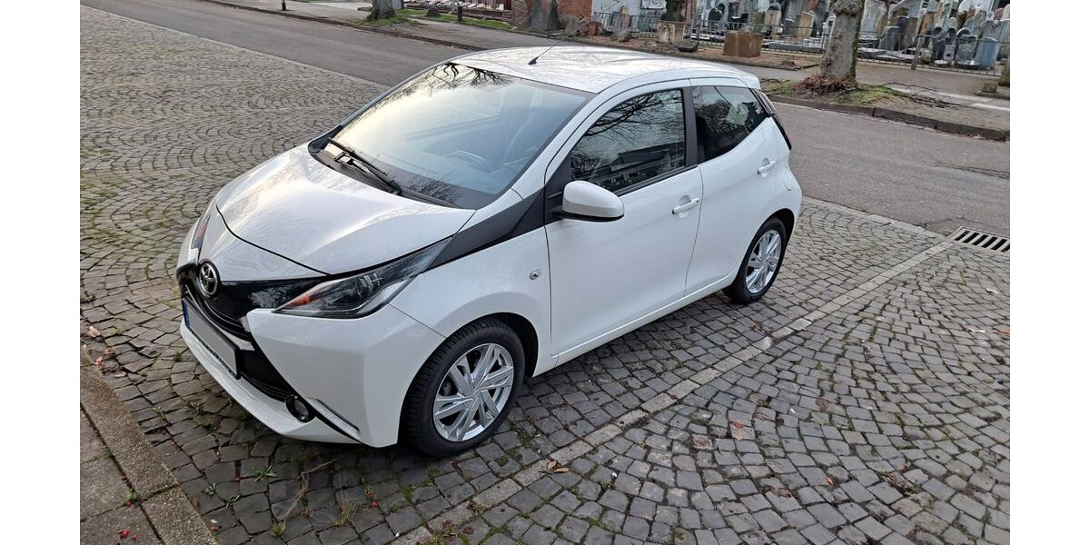 Toyota Aygo (X) 74.000 km 9.900 &euro; Essen 45138
